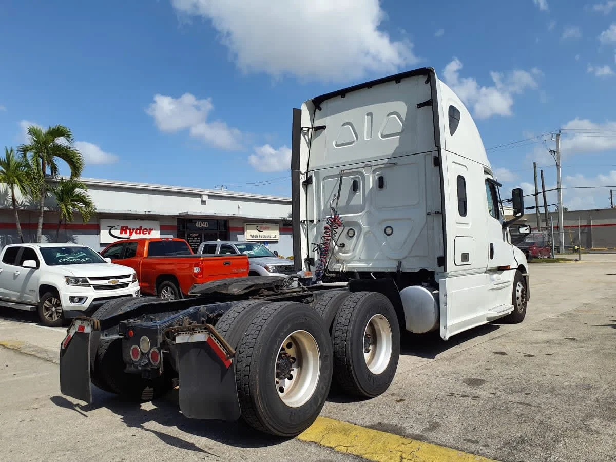2020 Freightliner Cascadia in Miami, FL — photo 4