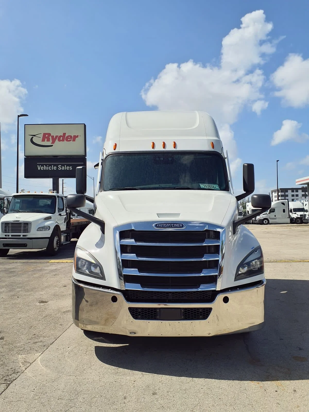 2020 Freightliner Cascadia in Miami, FL — photo 2