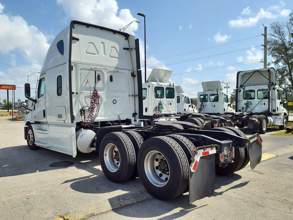 2020 Freightliner Cascadia in Miami, FL — photo 6