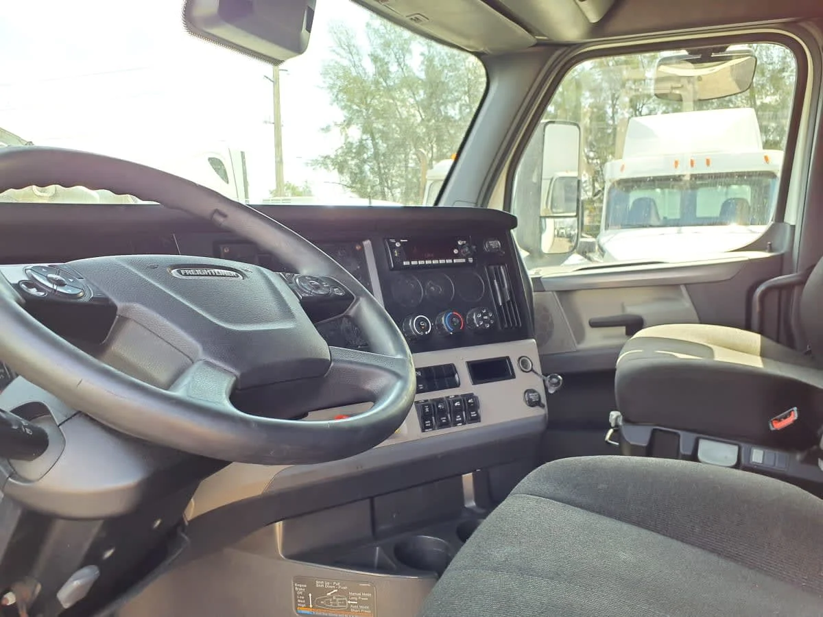 2020 Freightliner Cascadia in Miami, FL — photo 7