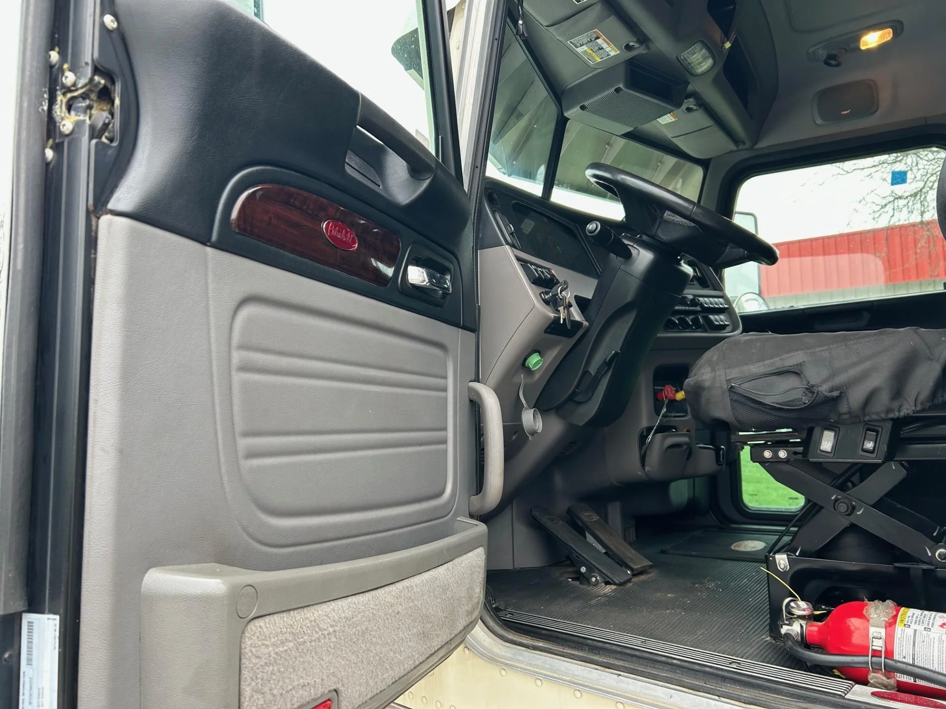 2022 Peterbilt 389 - image 11