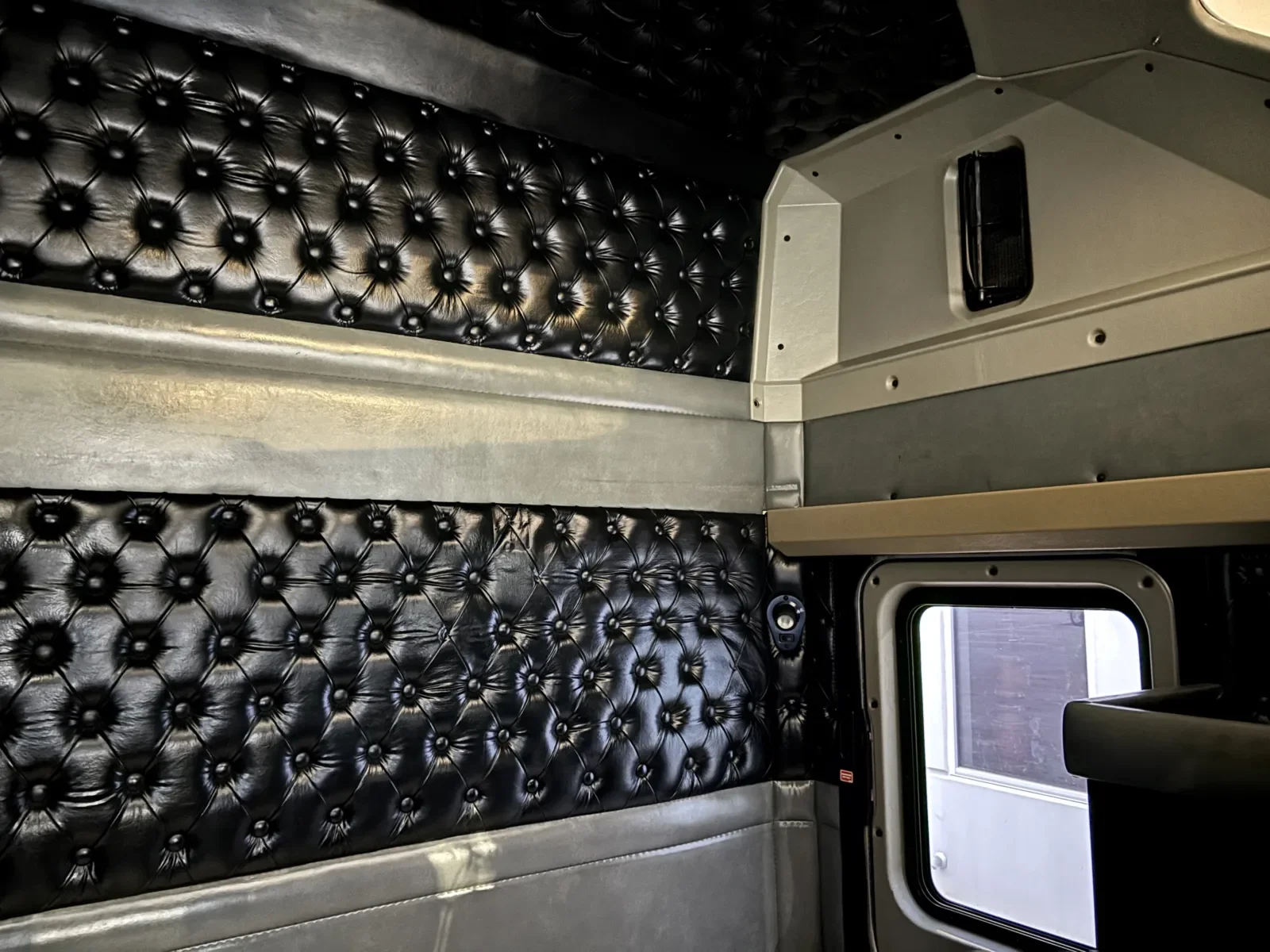 2000 Kenworth W900 - image 22