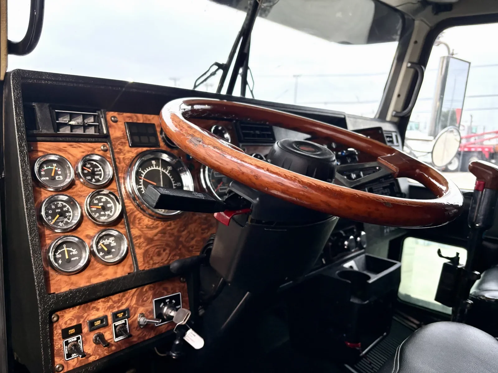 2000 Kenworth W900 - image 15