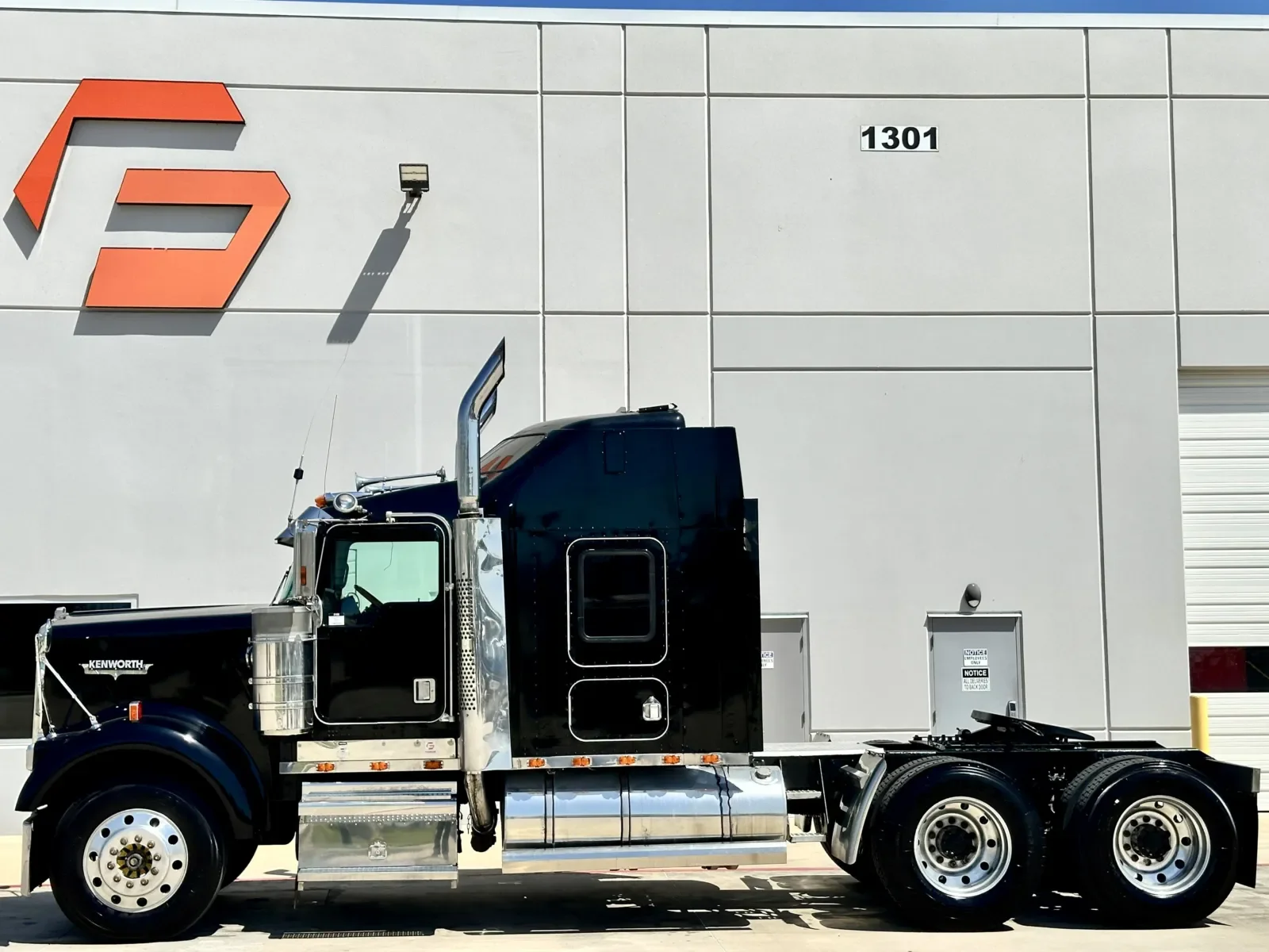 2000 Kenworth W900 in Hutchins, TX — photo 4