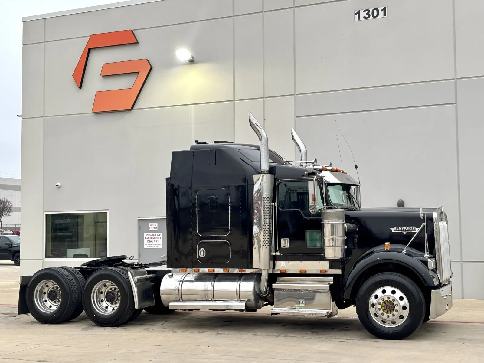 2000 Kenworth W900 in Hutchins, TX