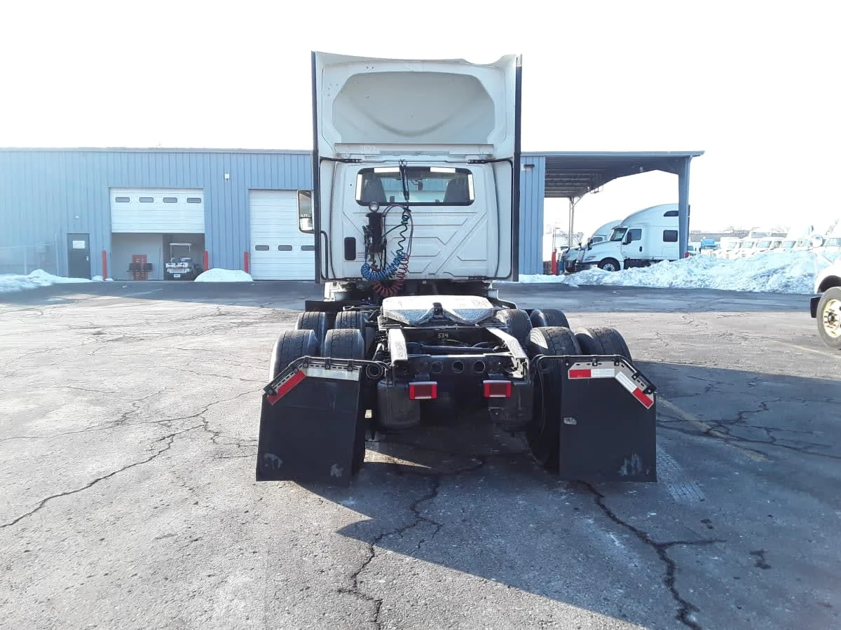 2022 International LT - image 5