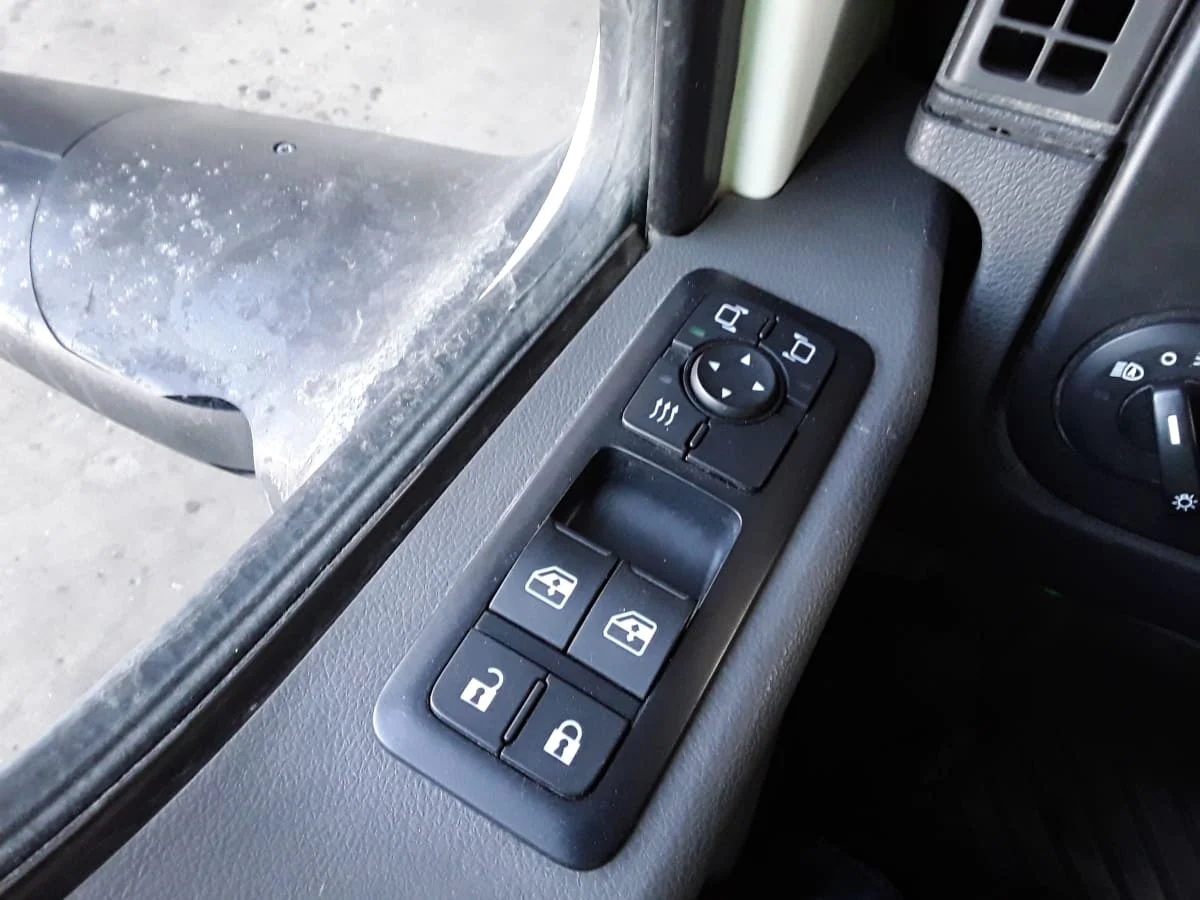 2022 International LT - image 10