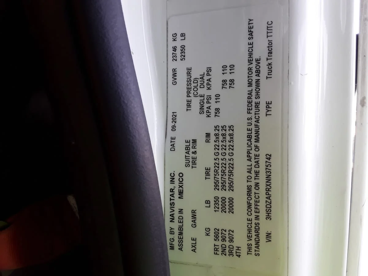 2022 International LT - image 12