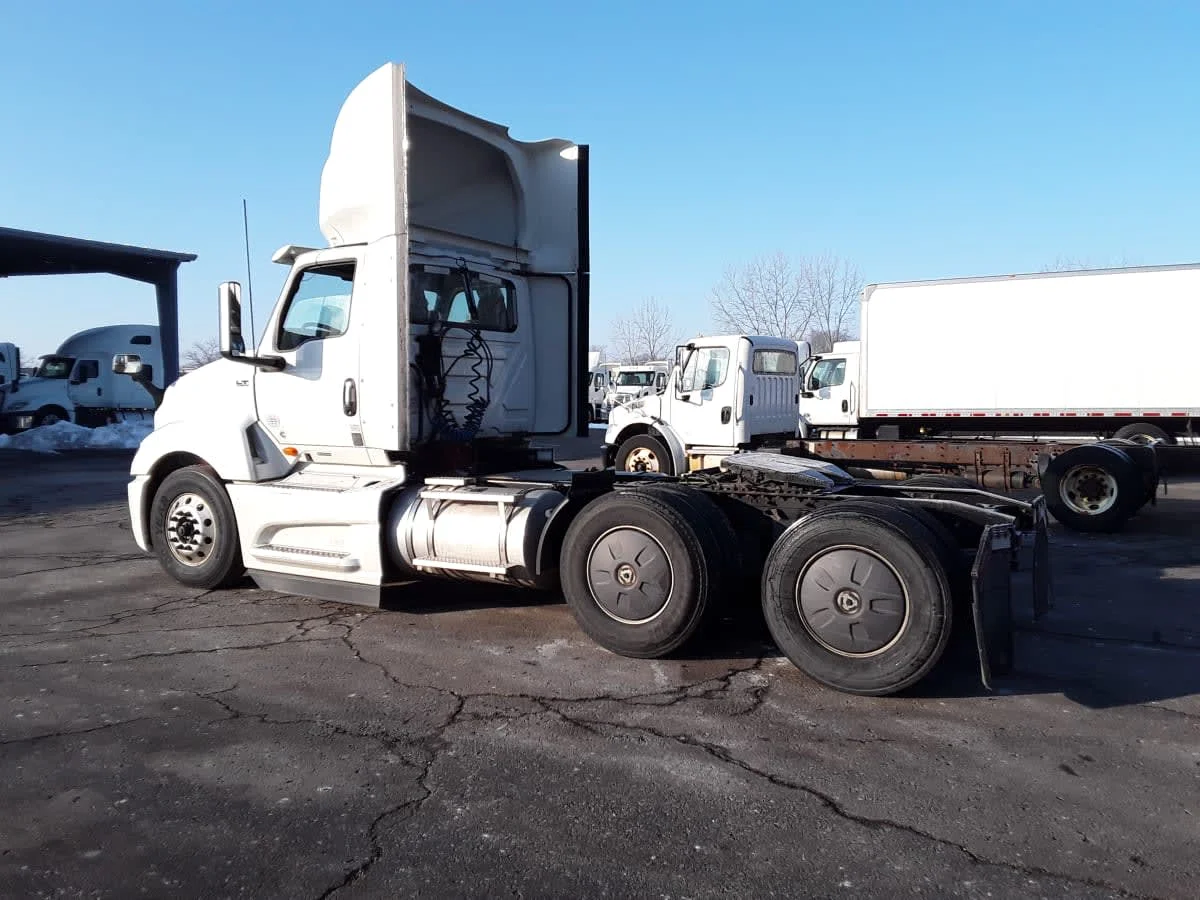 2022 International LT - image 6