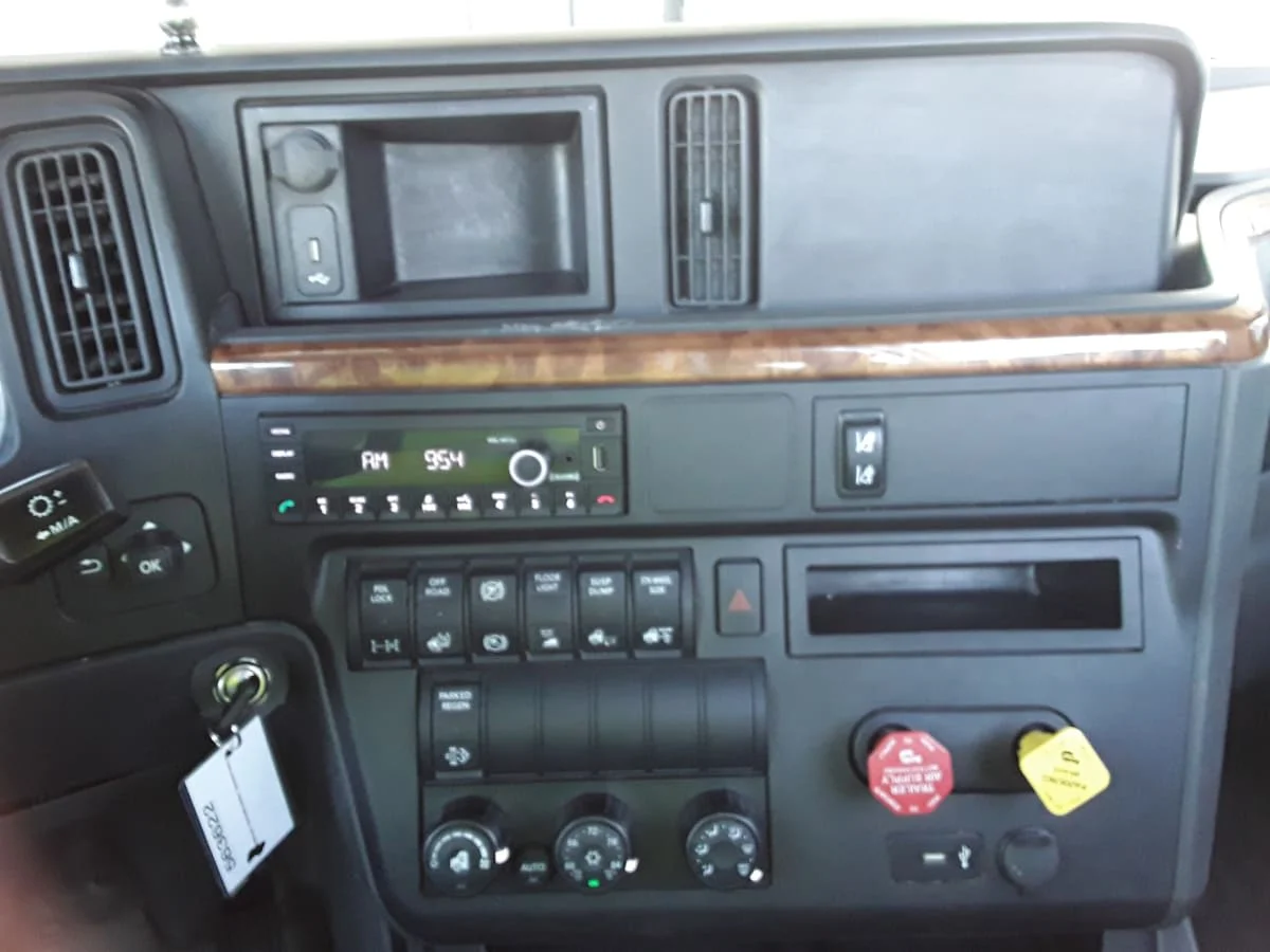 2022 International LT - image 9