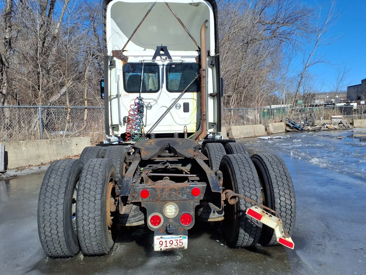 2015 Freightliner Cascadia - image 5