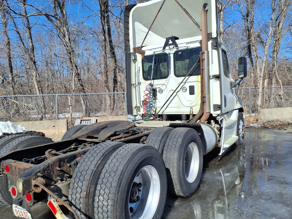 2015 Freightliner Cascadia - image 4