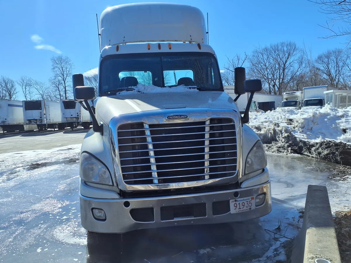 2015 Freightliner Cascadia - image 2