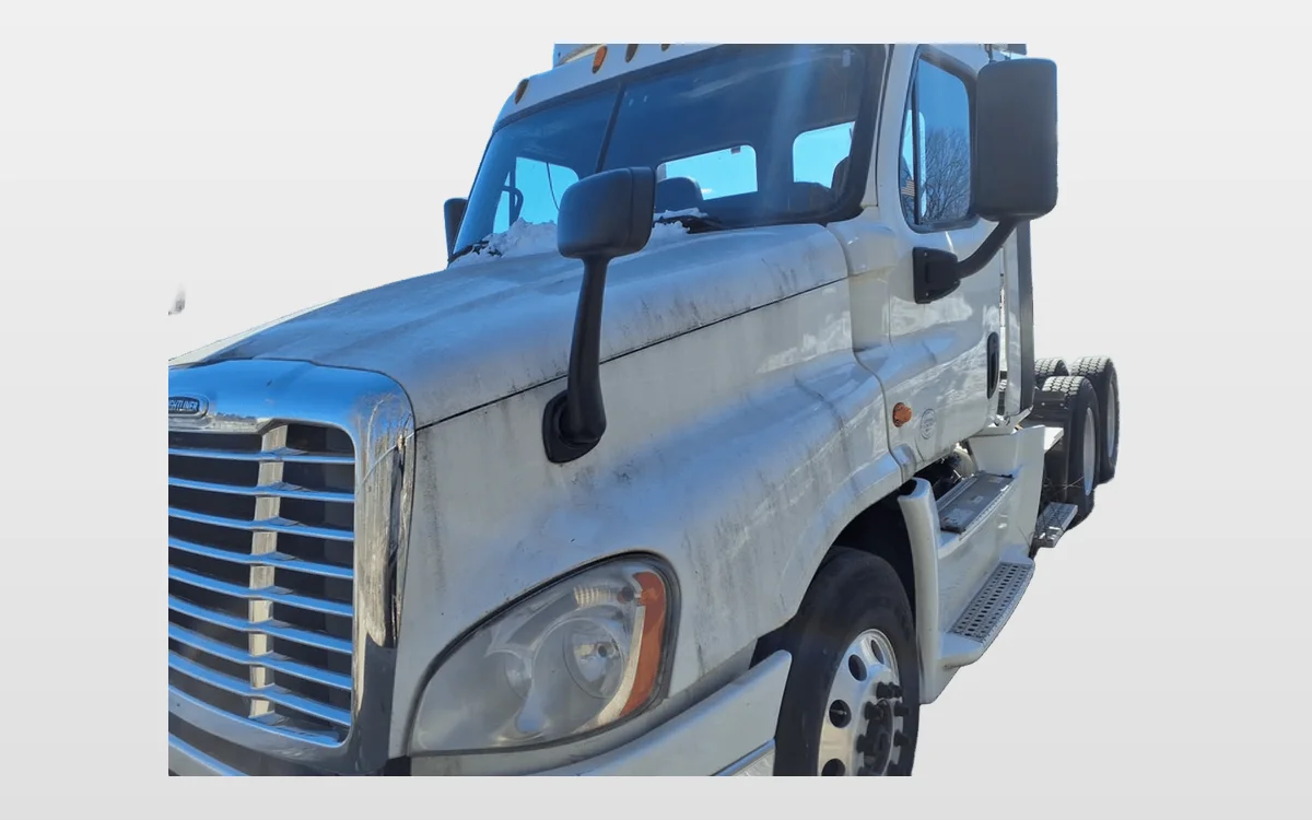 2015 Freightliner Cascadia - image 1