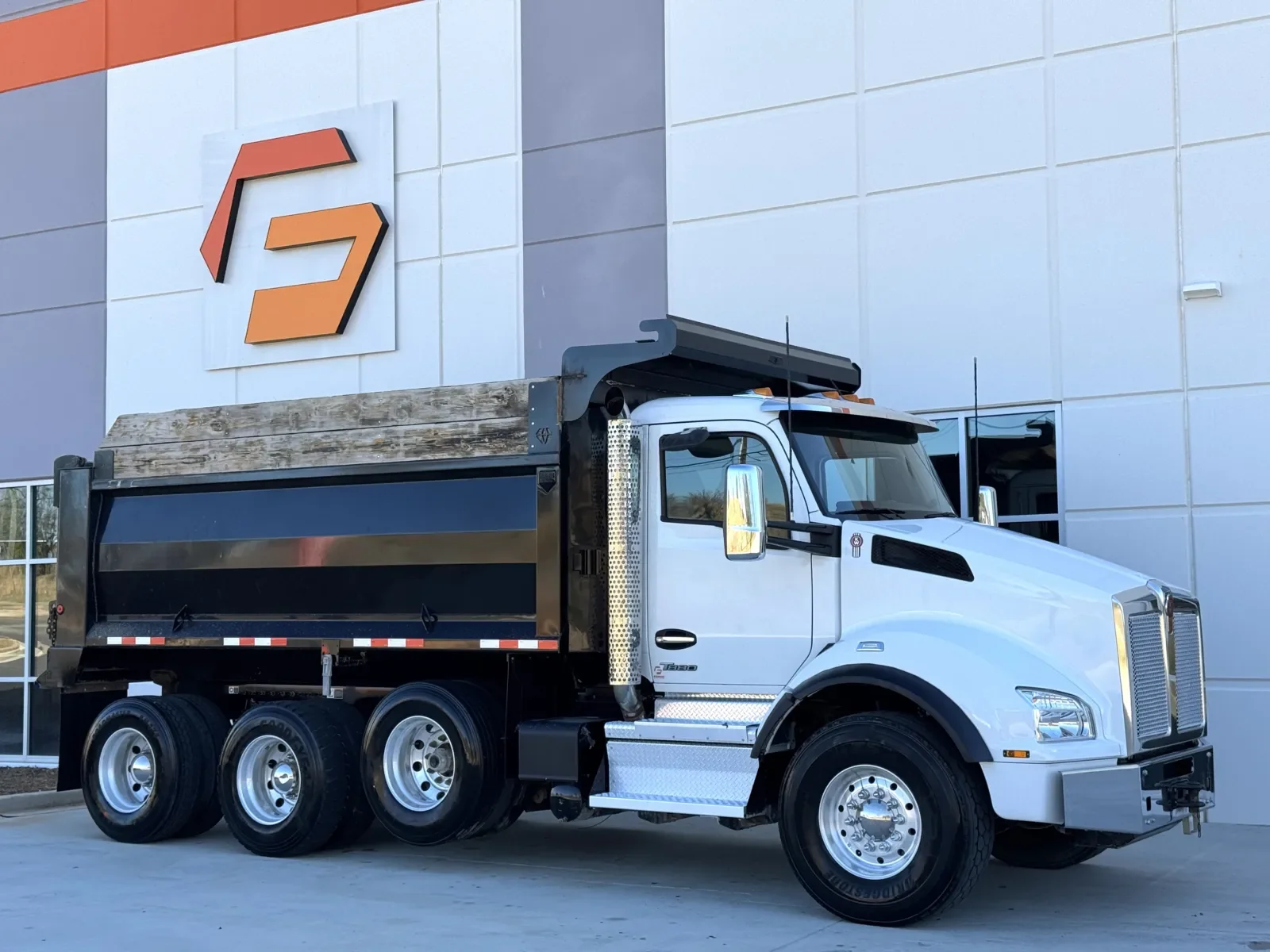 2023 Kenworth T880 - image 2