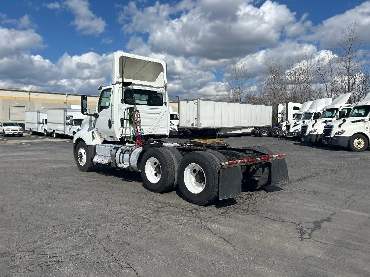 2019 International LT - image 5