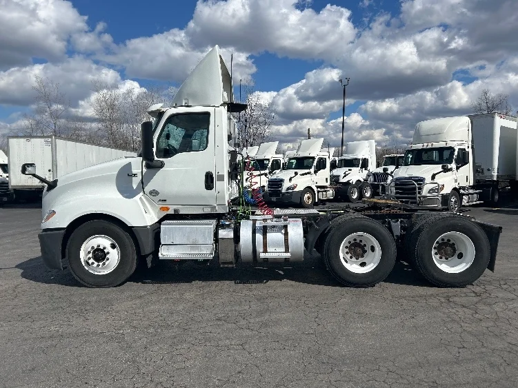 2019 International LT - image 4