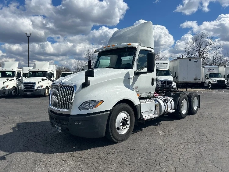 2019 International LT - image 3