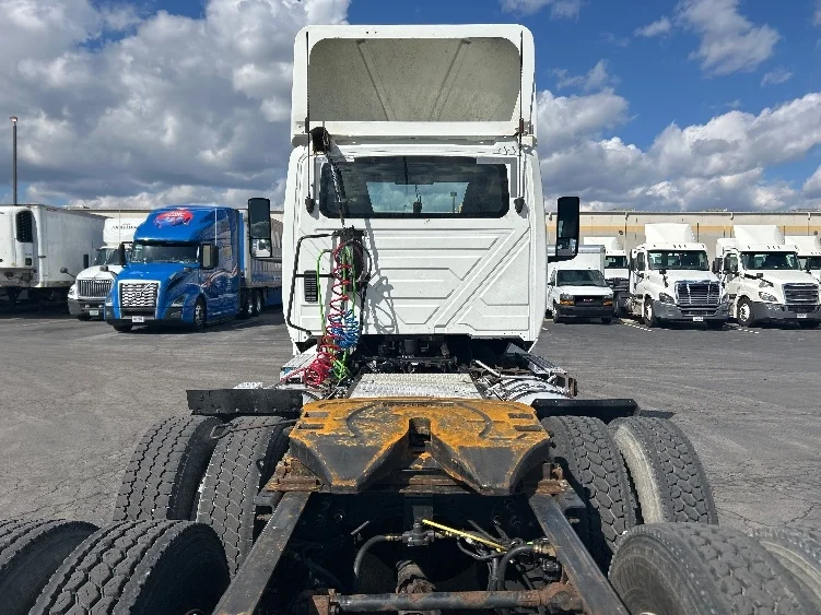 2019 International LT - image 6