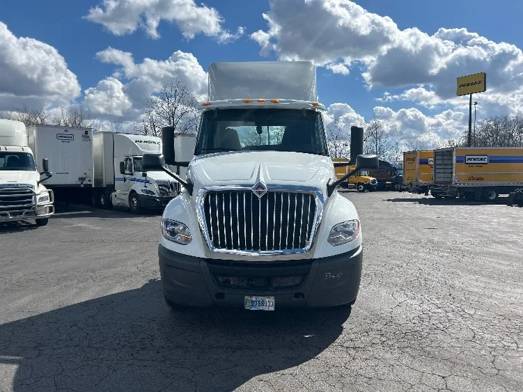 2019 International LT - image 2