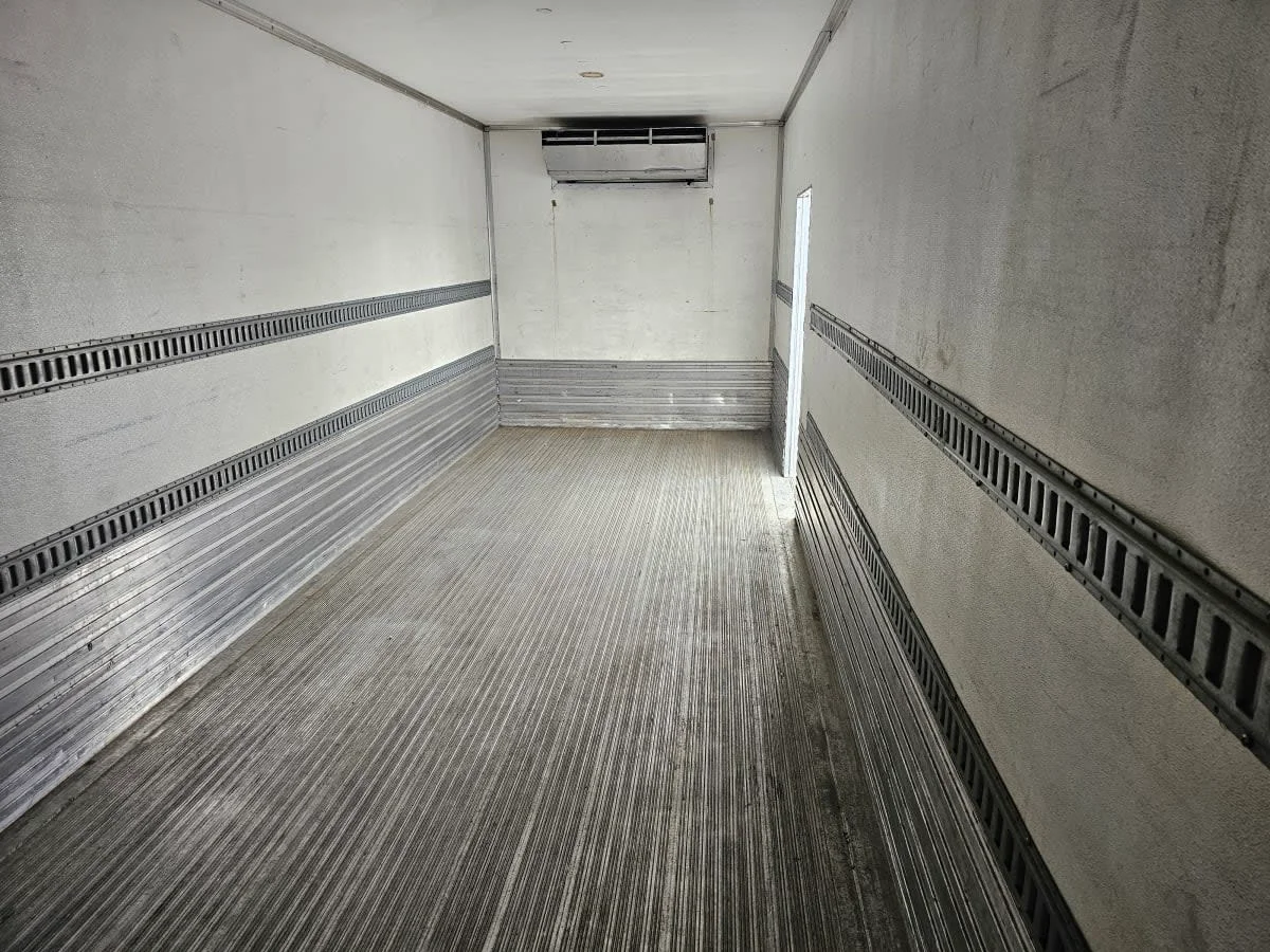 2015 International 4300 - image 9