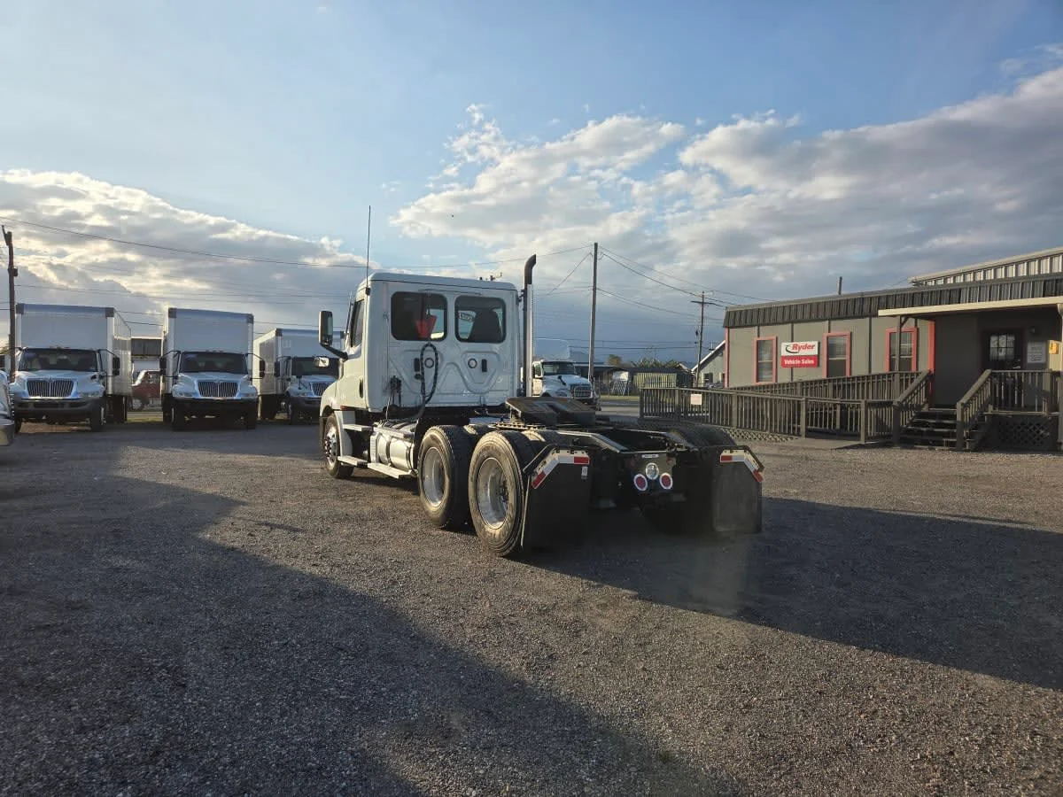 2021 Freightliner Cascadia - image 6