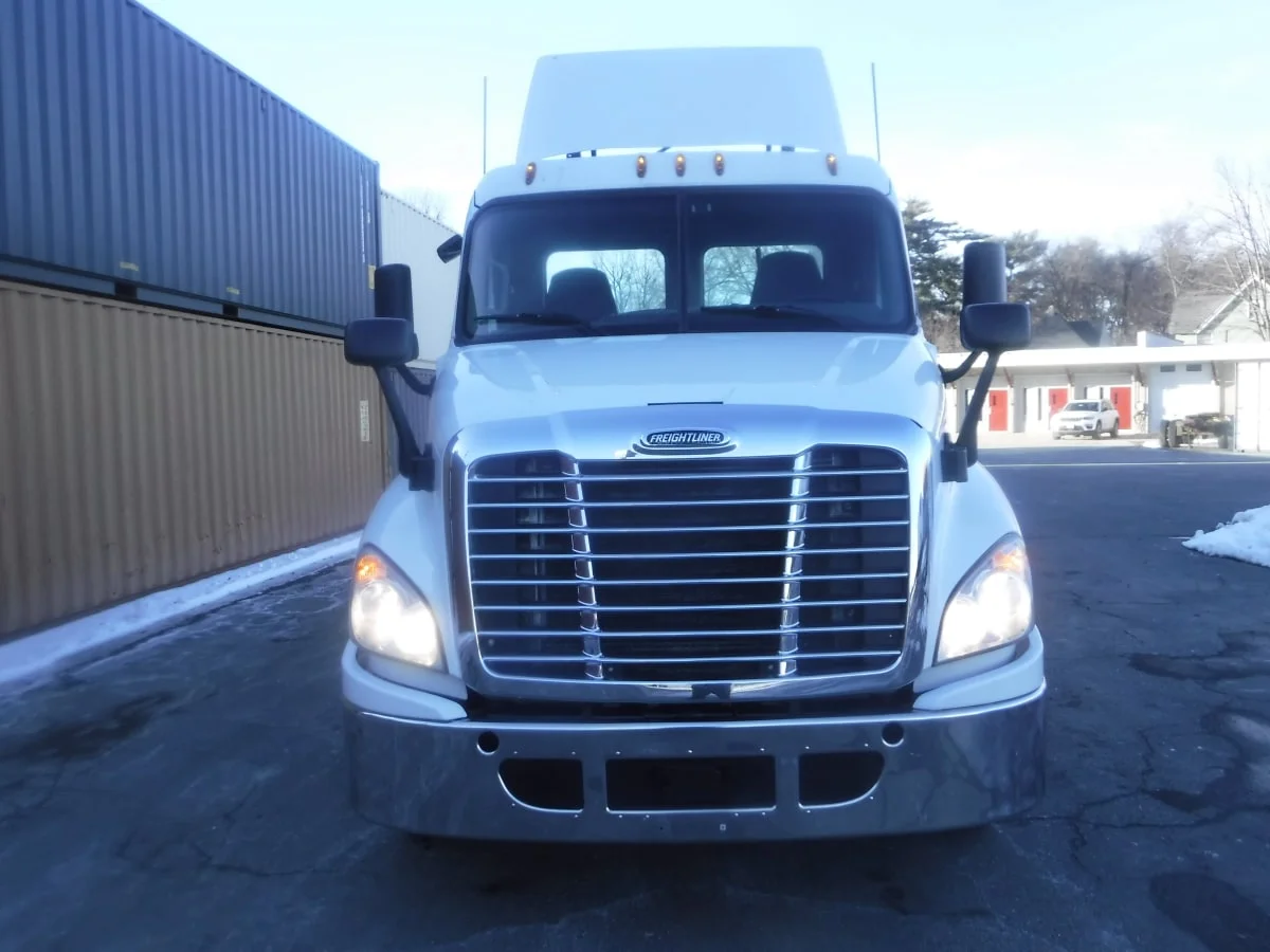 2018 Freightliner Cascadia - image 2