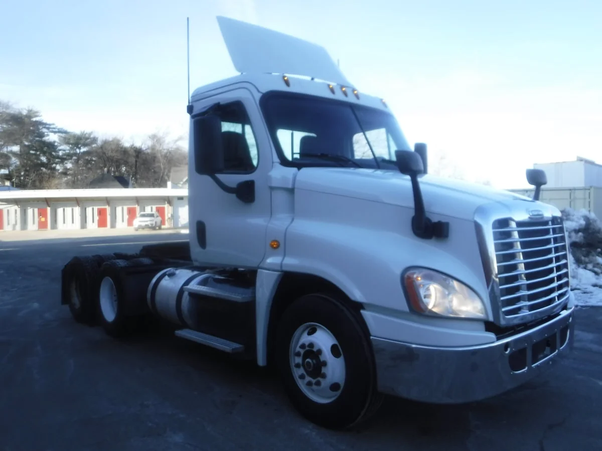 2018 Freightliner Cascadia - image 3