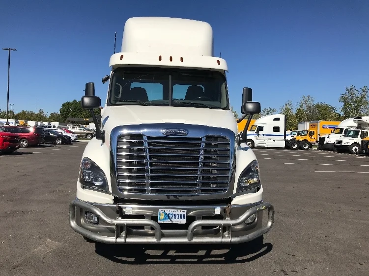 2018 Freightliner Cascadia - image 2