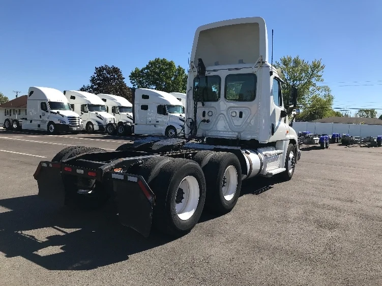 2018 Freightliner Cascadia - image 7