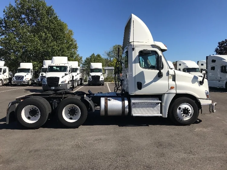 2018 Freightliner Cascadia - image 8