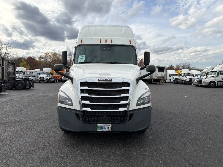 2022 Freightliner Cascadia in Chicopee, MA — photo 2