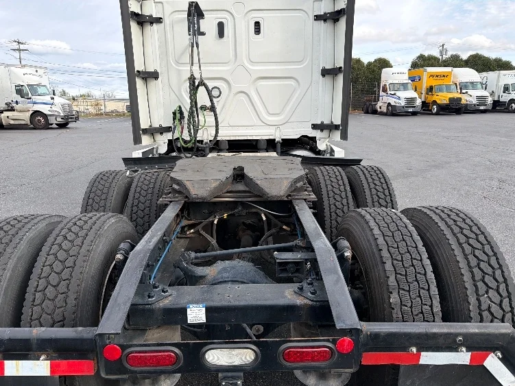 2022 Freightliner Cascadia in Chicopee, MA — photo 6