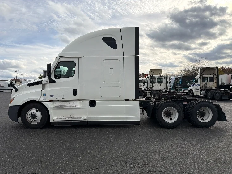 2022 Freightliner Cascadia in Chicopee, MA — photo 4