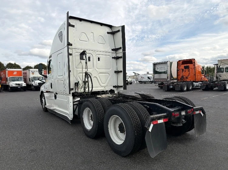 2022 Freightliner Cascadia in Chicopee, MA — photo 5