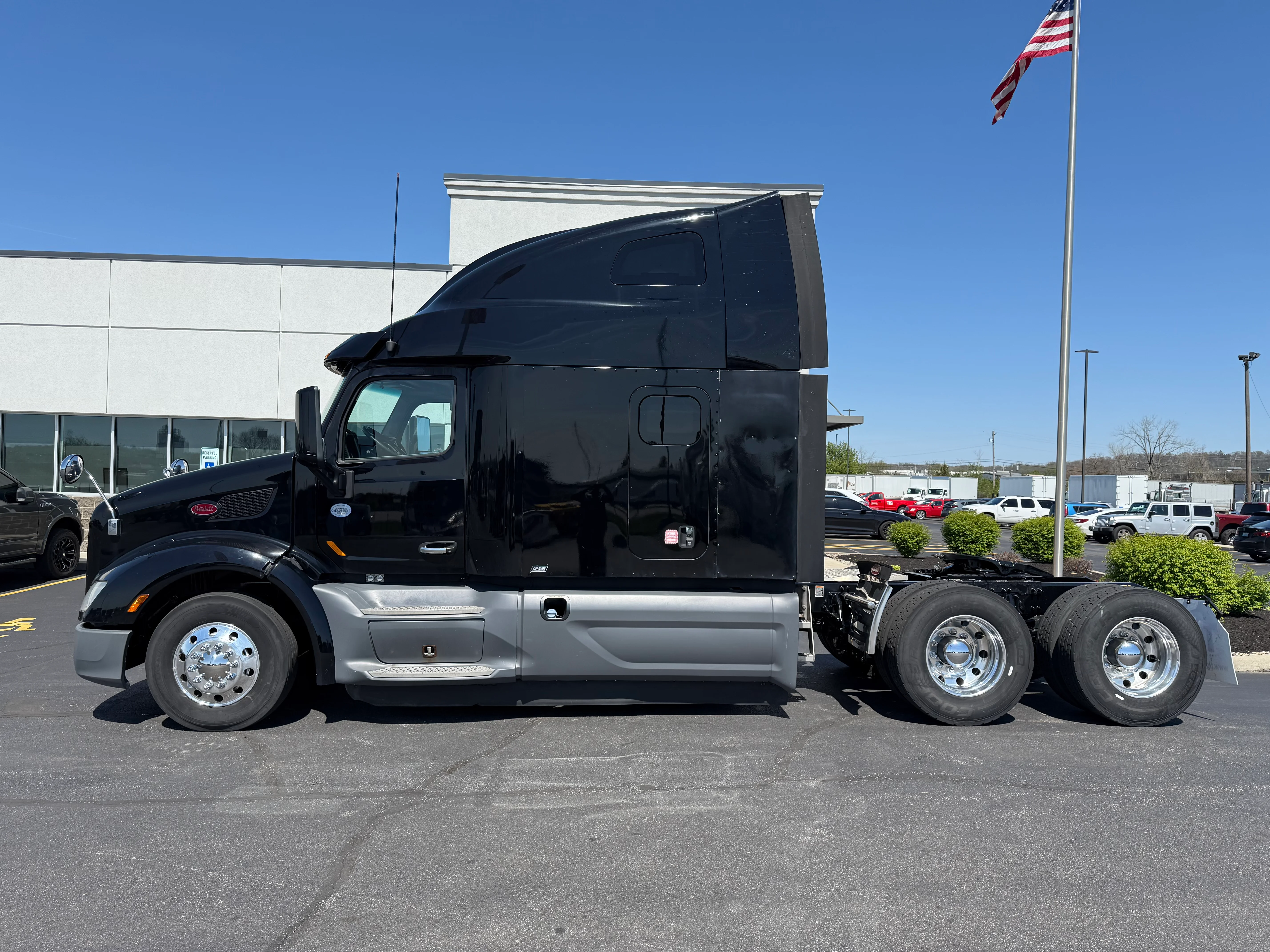 2020 Peterbilt 579 - image 2