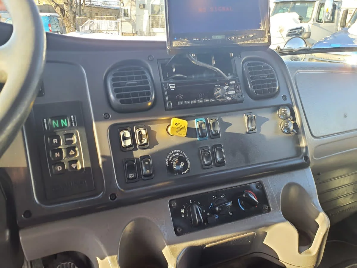 2018 Freightliner M2 106 - image 7