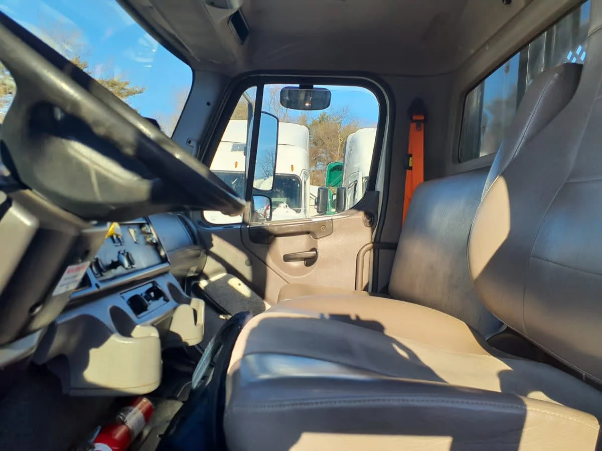 2018 Freightliner M2 106 in Springfield, MA — photo 11