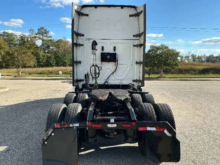 2021 Freightliner Cascadia in Chester, VA — photo 6
