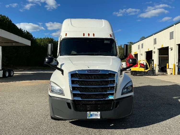 2021 Freightliner Cascadia in Chester, VA — photo 2