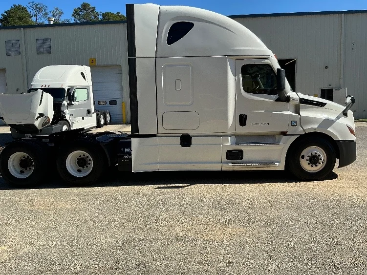 2021 Freightliner Cascadia in Chester, VA — photo 8