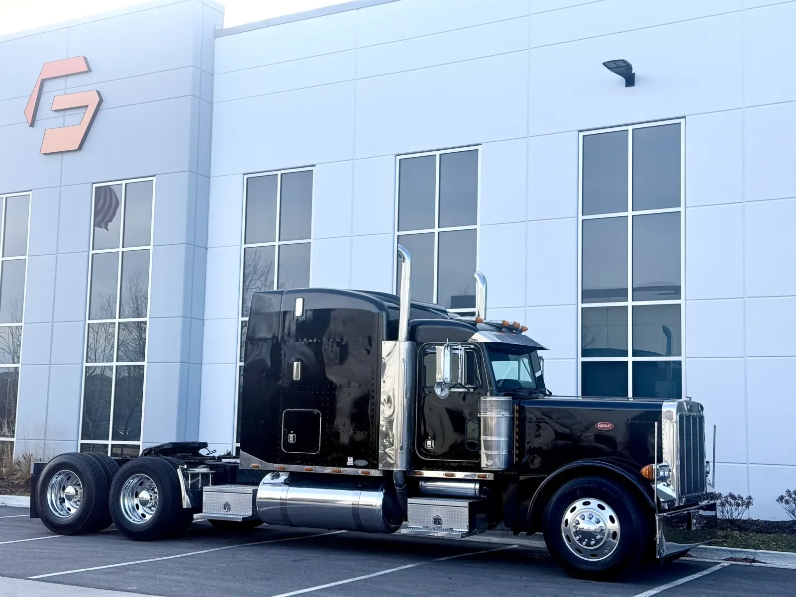 2002 Peterbilt 379 in New Lenox, IL — photo 2