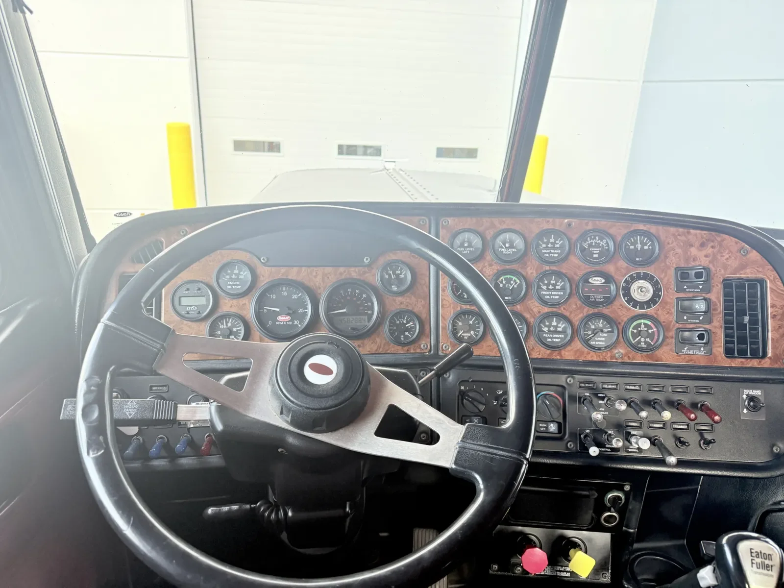 2002 Peterbilt 379 in New Lenox, IL — photo 15