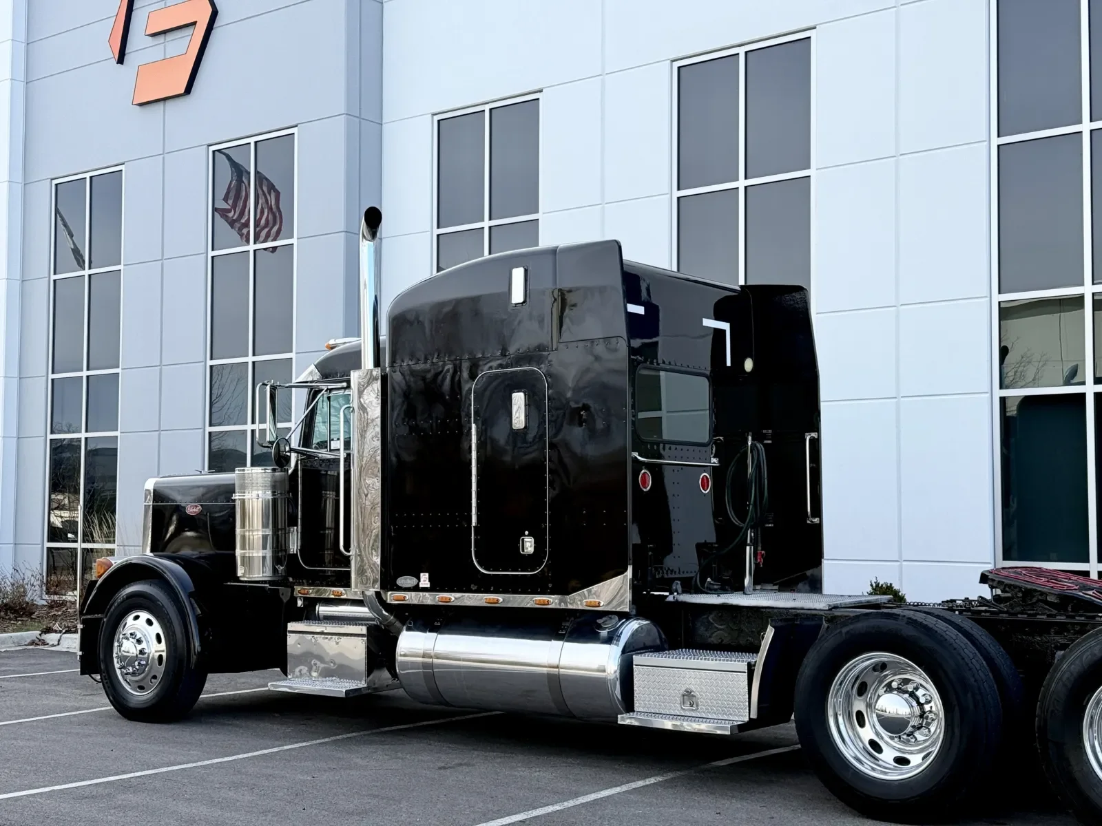 2002 Peterbilt 379 in New Lenox, IL — photo 8