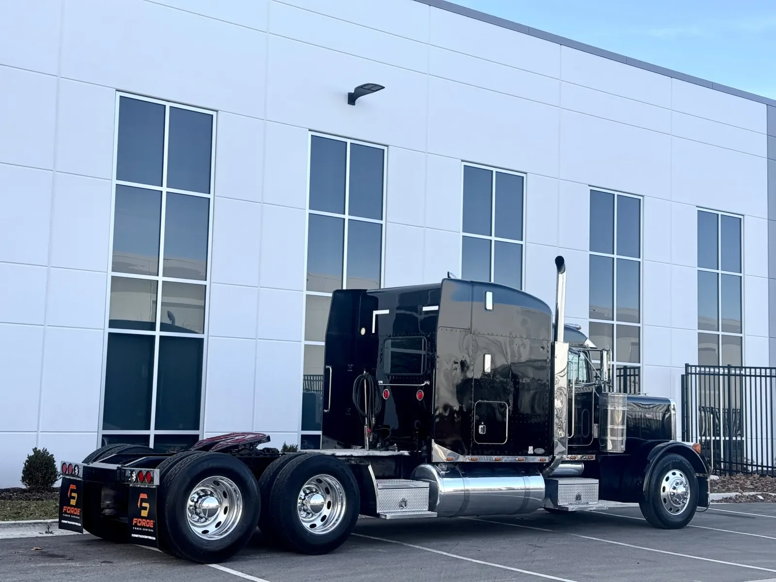 2002 Peterbilt 379 in New Lenox, IL — photo 5