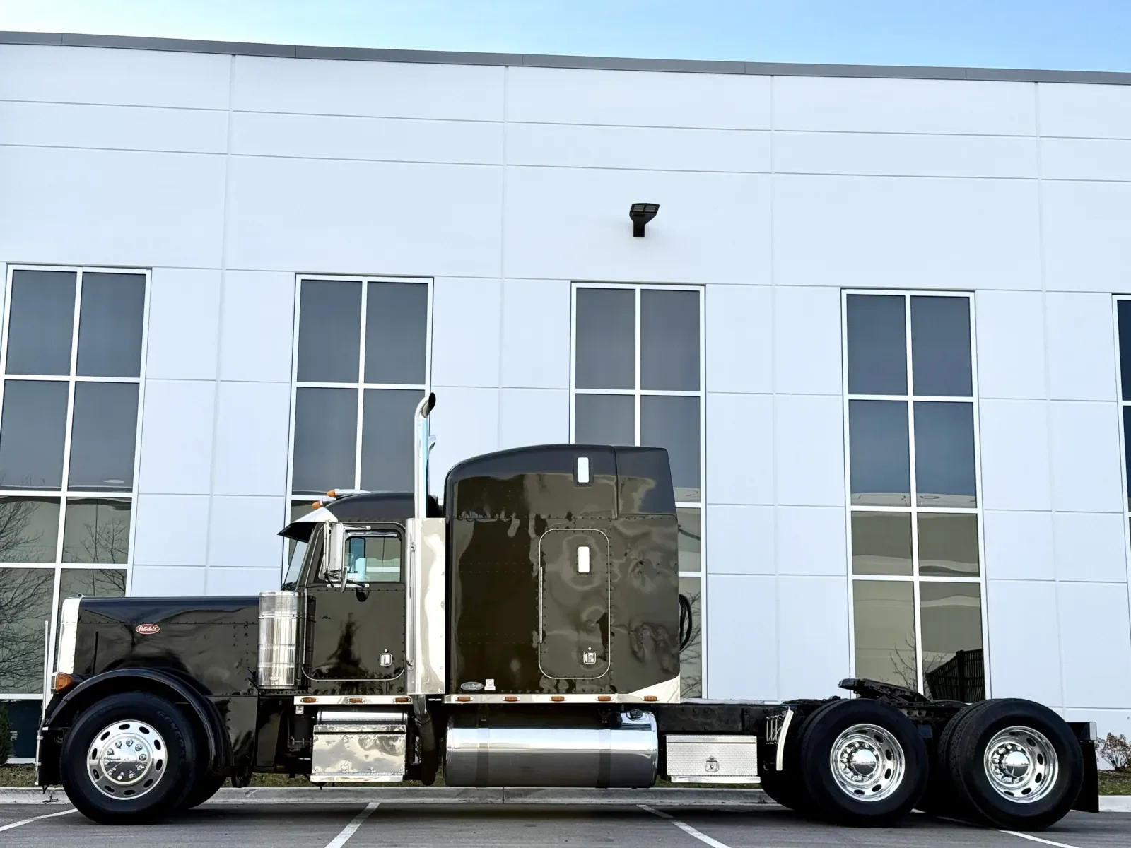 2002 Peterbilt 379 in New Lenox, IL — photo 4