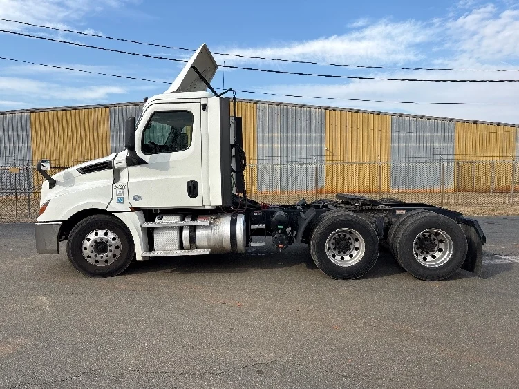 2019 Freightliner Cascadia in Mebane, NC — photo 4