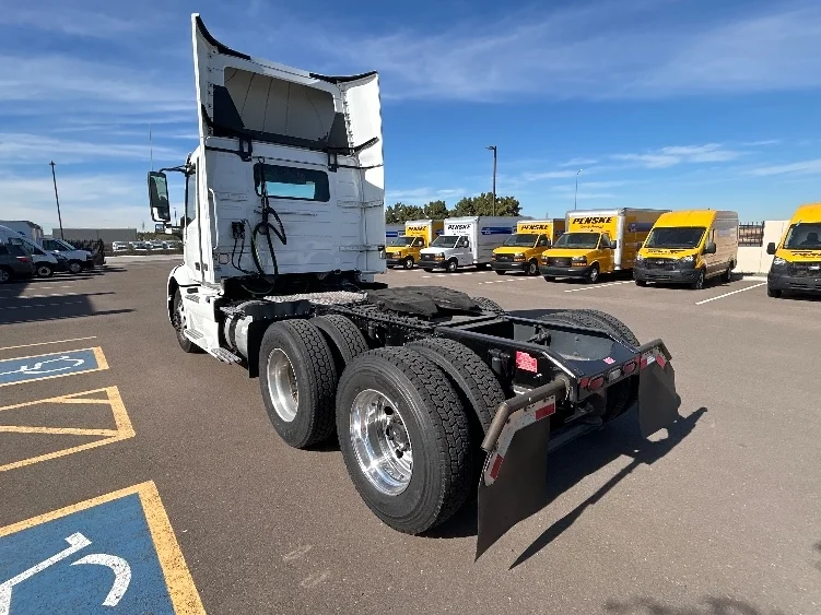 2021 Volvo VNR 640 in Phoenix, AZ — photo 5