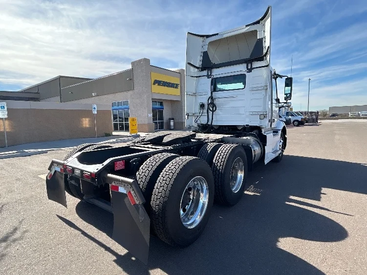 2021 Volvo VNR 640 - image 7
