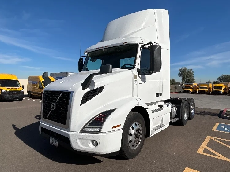 2021 Volvo VNR 640 - image 3